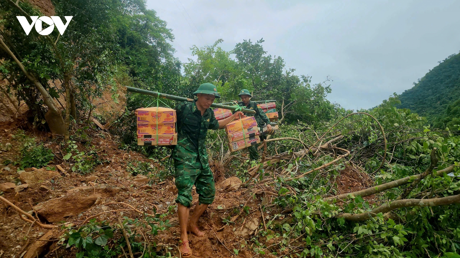 Vượt rừng tiếp cận bản Phá Mựt bị cô lập